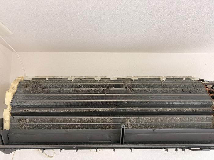 洗浄前の熱交換器(黒い汚れ・ホコリ付着)