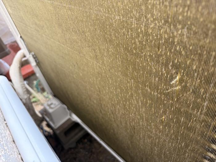 洗浄後の室外機フィン(汚れが落ちた状態)